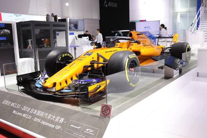 可作为官方供应商的mclaren racing formula one赛车在展台现场展出